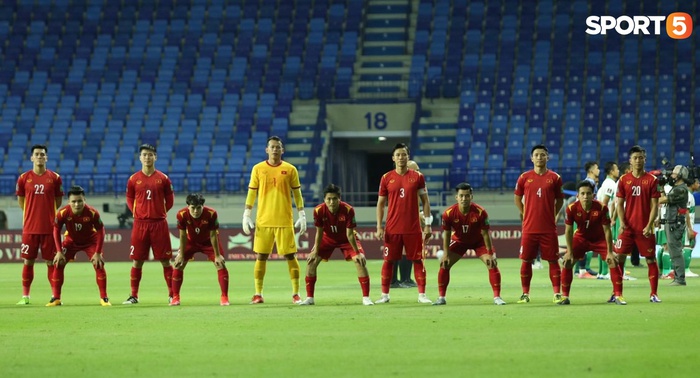 Xúc động hình ảnh đội tuyển Việt Nam đặt tay lên ngực trái, chào cờ và hát Quốc ca trước trận gặp Indonesia - Ảnh 5.