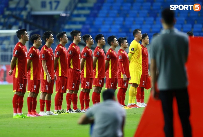 Xúc động hình ảnh đội tuyển Việt Nam đặt tay lên ngực trái, chào cờ và hát Quốc ca trước trận gặp Indonesia - Ảnh 4.