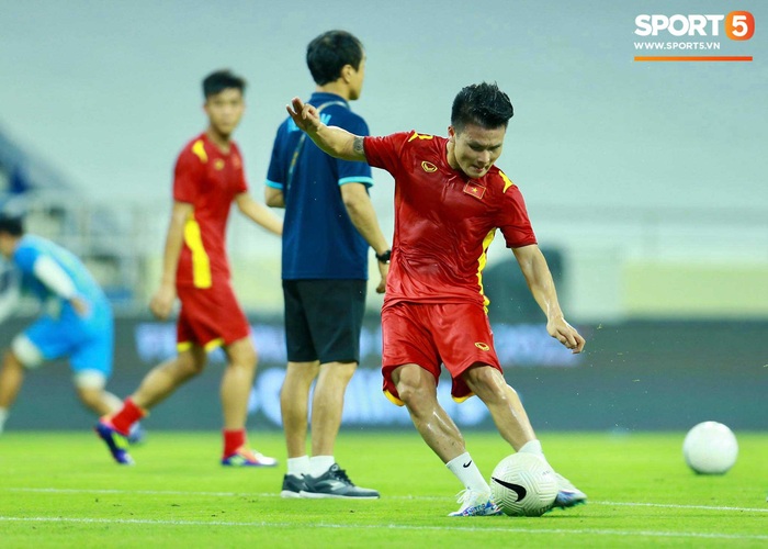 Xúc động hình ảnh đội tuyển Việt Nam đặt tay lên ngực trái, chào cờ và hát Quốc ca trước trận gặp Indonesia - Ảnh 7.
