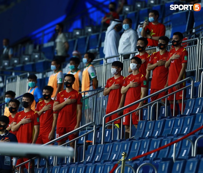 Xúc động hình ảnh đội tuyển Việt Nam đặt tay lên ngực trái, chào cờ và hát Quốc ca trước trận gặp Indonesia - Ảnh 3.