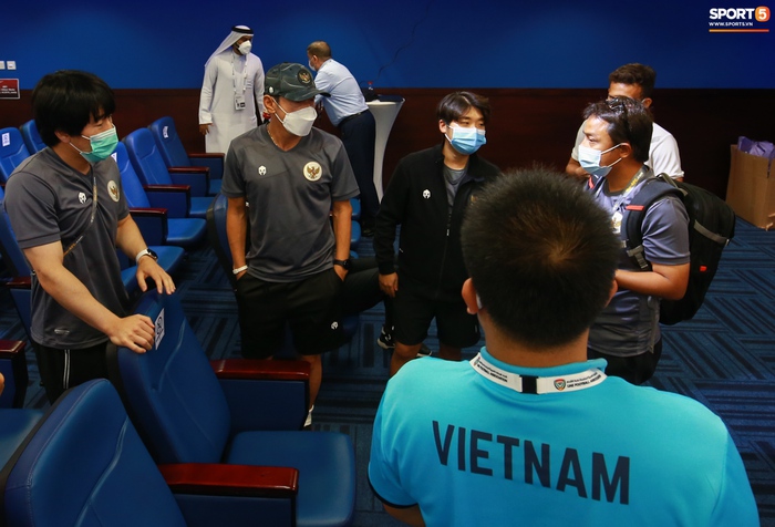 Phóng viên Việt Nam giải cứu cầu thủ Indonesia trong cuộc họp báo - Ảnh 5.