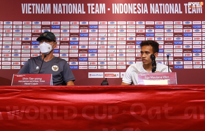 Phóng viên Việt Nam “giải cứu” cầu thủ Indonesia trong cuộc họp báo