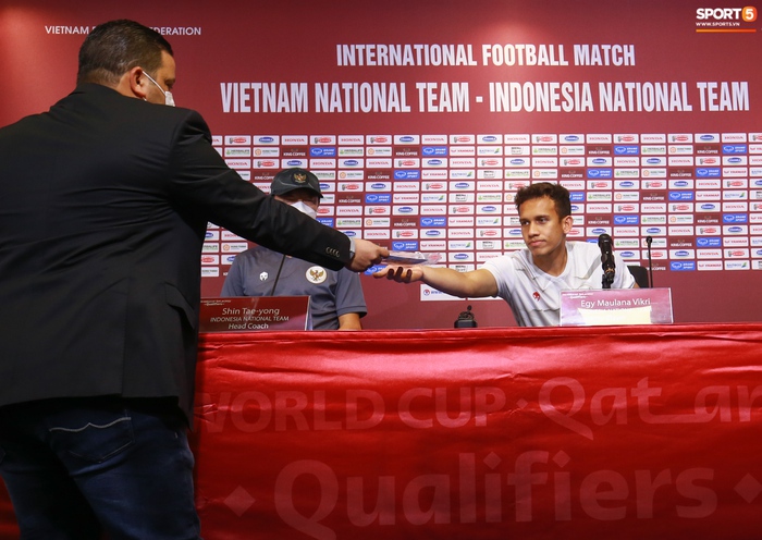 Phóng viên Việt Nam &quot;giải cứu&quot; cầu thủ Indonesia trong cuộc họp báo - Ảnh 2.