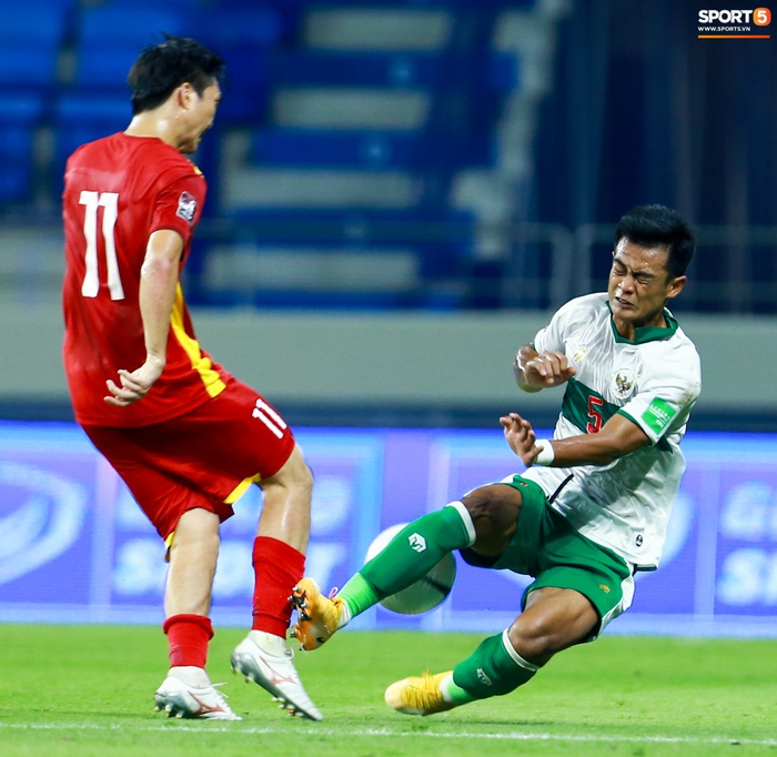 Cầu thủ Indonesia chắp tay xin lỗi Tuấn Anh trong đường hầm vì phạm lỗi nguy hiểm - Ảnh 1.
