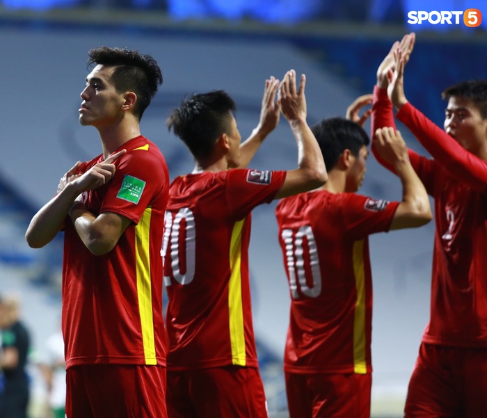 Tiến Linh ăn mừng cảm xúc khi ghi bàn mở tỉ số cho tuyển Việt Nam trước Indonesia - Ảnh 6.