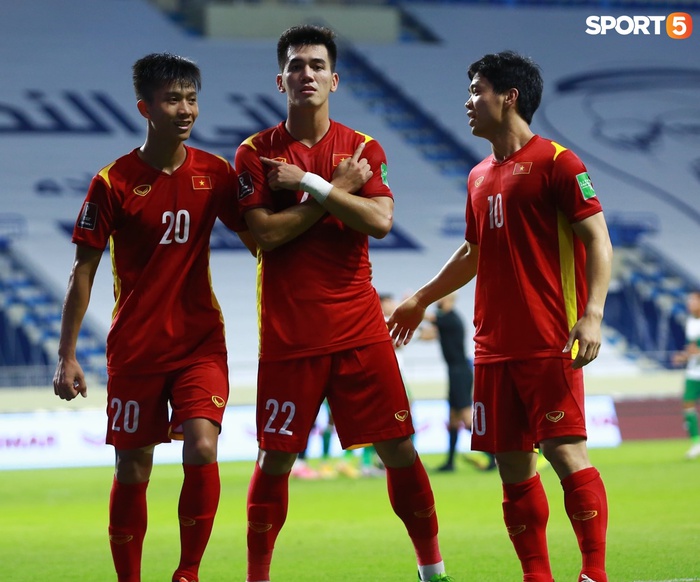 Tiến Linh ra dấu im miệng khi ghi bàn mở tỉ số cho tuyển Việt Nam vào lưới các võ sĩ Indonesia - Ảnh 5.