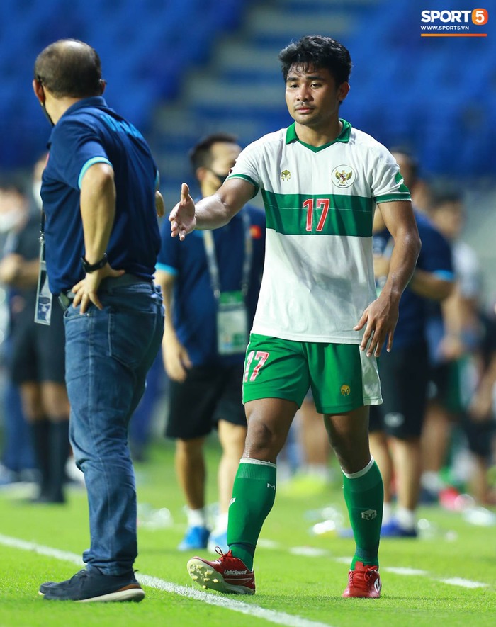 Nổi cáu trước trọng tài, nhưng HLV Park Hang-seo vô cùng tình cảm ôm học trò sau trận thắng Indonesia - Ảnh 8.