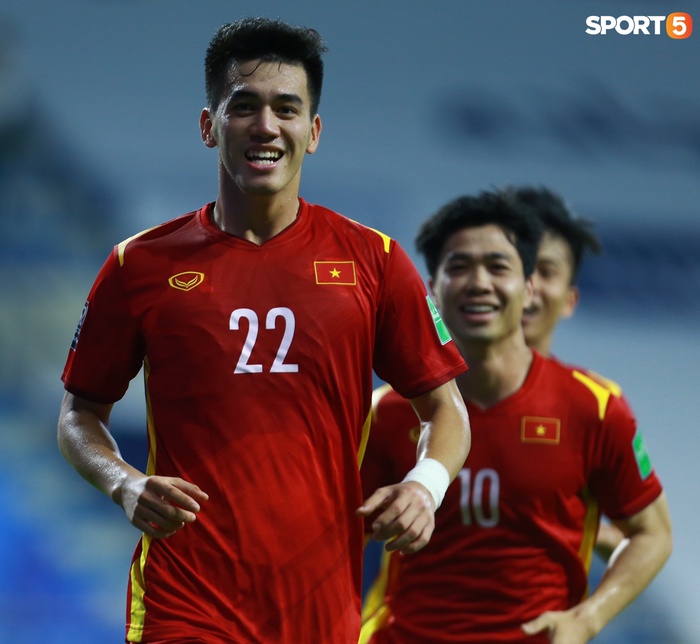 Tiến Linh ra dấu im miệng khi ghi bàn mở tỉ số cho tuyển Việt Nam vào lưới các võ sĩ Indonesia - Ảnh 3.