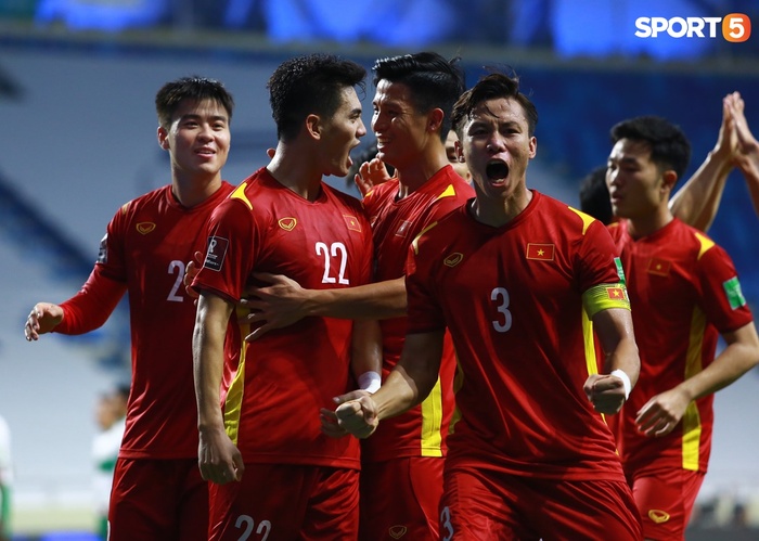 Tiến Linh ra dấu im miệng khi ghi bàn mở tỉ số cho tuyển Việt Nam vào lưới các võ sĩ Indonesia - Ảnh 7.