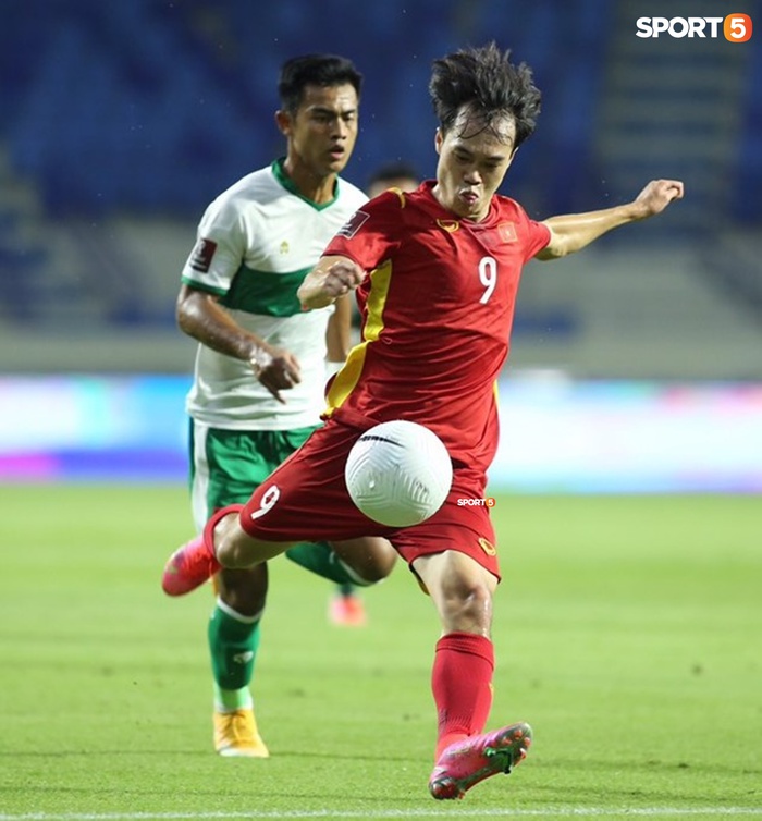 Văn Toàn bị đau sau pha va chạm với cầu thủ Indonesia, được đồng đội cõng lên xe trở về - Ảnh 3.