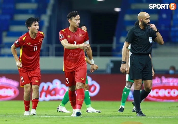 Duy Mạnh phản ứng cực gắt khi Tuấn Anh bị cầu thủ Indonesia phạm lỗi nguy hiểm - Ảnh 11.