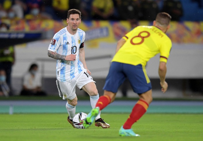 Messi tịt ngòi, tuyển Argentina đánh rơi 2 điểm ở giây cuối cùng - Ảnh 6.