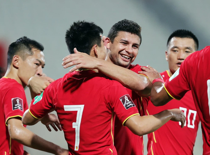 Cầu thủ Trung Quốc bị tố &quot;chơi chiêu&quot; khiến Philippines xao nhãng tại vòng loại World Cup 2022 - Ảnh 2.