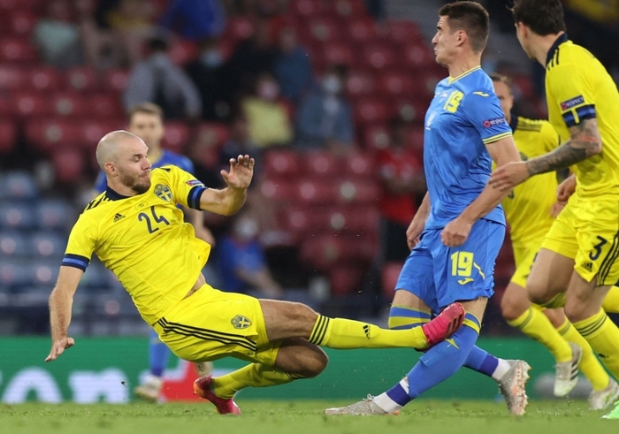Tiền đạo Ukraine chia tay Euro 2020 sau pha phạm lỗi thô bạo của đồng nghiệp - Ảnh 1.
