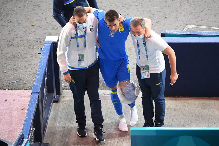 Tiền đạo Ukraine chia tay Euro 2020 sau pha phạm lỗi thô bạo của đồng nghiệp - Ảnh 4.
