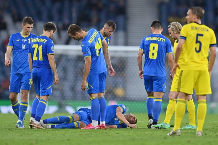 Tiền đạo Ukraine chia tay Euro 2020 sau pha phạm lỗi thô bạo của đồng nghiệp - Ảnh 2.