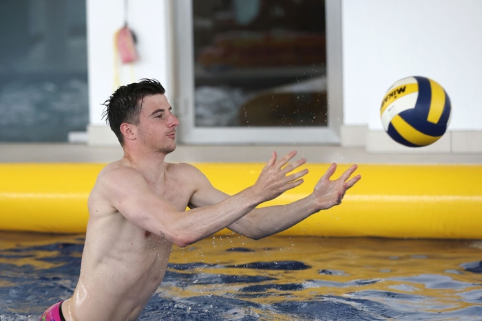 Đột nhập đại bản doanh của tuyển Anh để ngắm nam thần số 1 ở Euro 2020: Loạt ảnh dưới bể bơi khiến các chị em chết lặng - Ảnh 3.