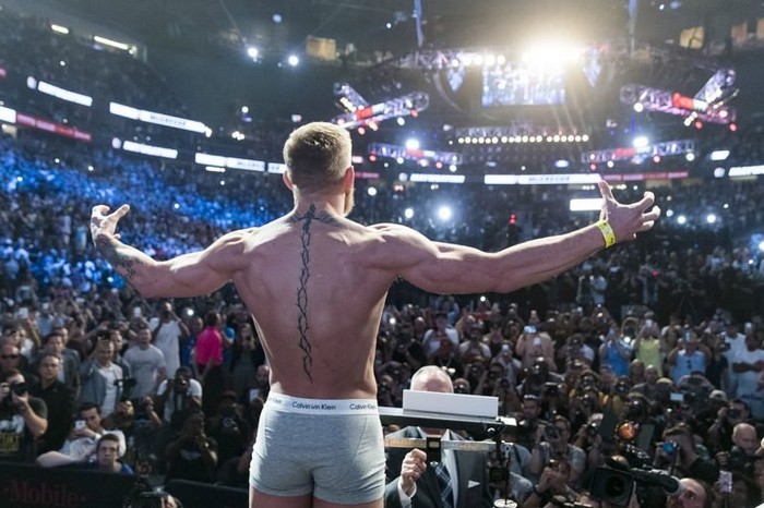 Câu chuyện của những fan Conor McGregor và cuộc đổ bộ tới Las Vegas - Ảnh 1.