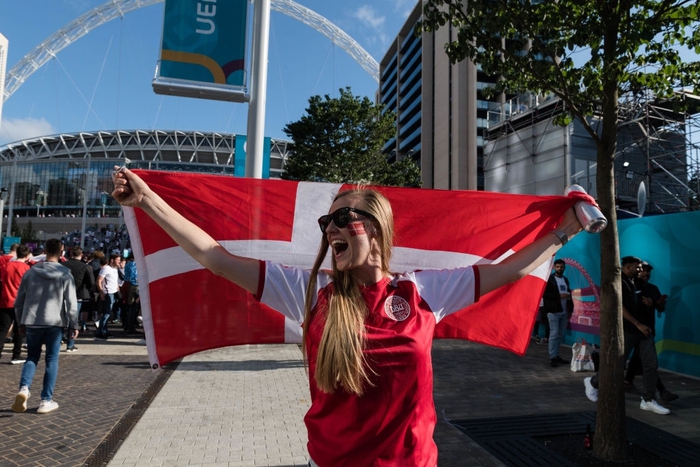Trải nghiệm kinh hãi tại Euro 2020: Fan nữ Đan Mạch bị hoogligan Anh hành hung, giật tóc, nhổ nước bọt - Ảnh 1.