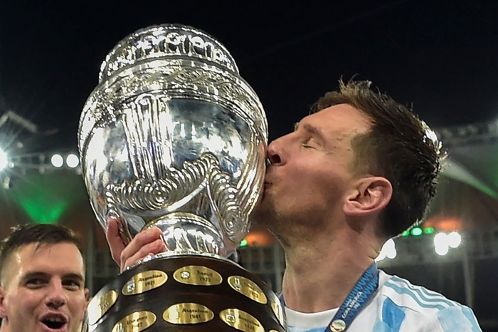 Ảnh: Khoảnh khắc Messi nâng cao chiếc cúp Copa America được cả quốc gia Argentina chờ đợi suốt 28 năm - Ảnh 11.