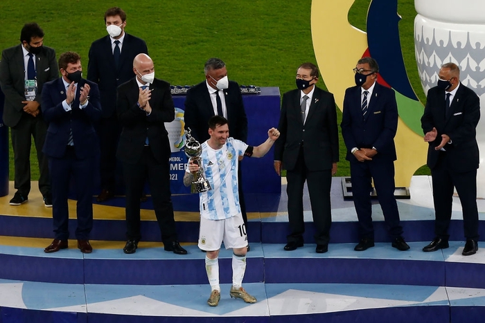 Ảnh: Messi nhận cú đúp danh hiệu cá nhân, Argentina nâng cao chiếc cúp Copa America sau 28 năm chờ đợi - Ảnh 1.
