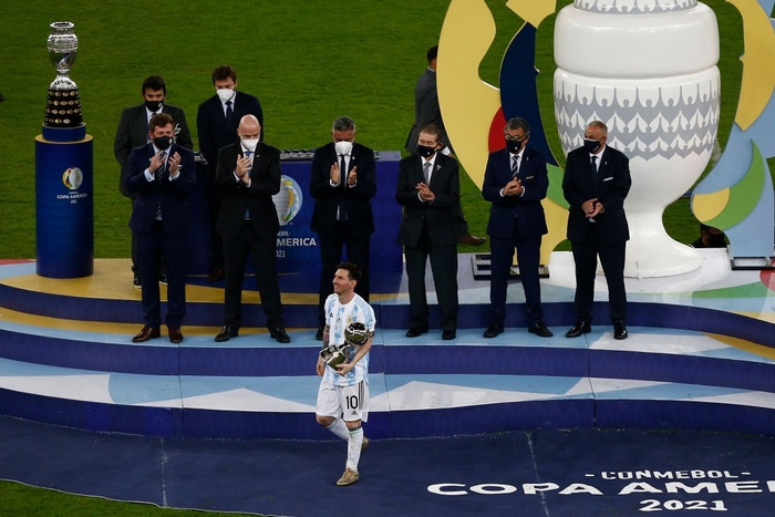 Ảnh: Messi nhận cú đúp danh hiệu cá nhân, Argentina nâng cao chiếc cúp Copa America sau 28 năm chờ đợi - Ảnh 2.