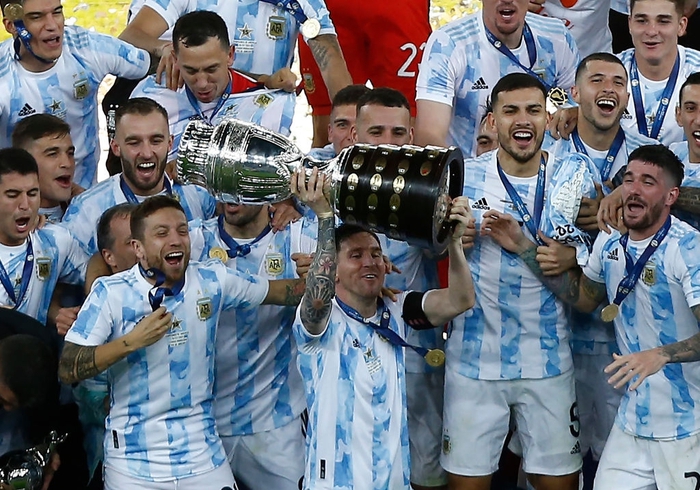Ảnh: Messi nhận cú đúp danh hiệu cá nhân, Argentina nâng cao chiếc cúp Copa America sau 28 năm chờ đợi - Ảnh 7.