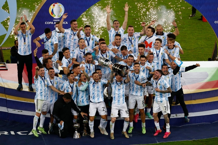 Hậu vệ Argentina chảy be bét máu ở chân nhưng vẫn nhận thẻ vàng tại chung kết Copa America - Ảnh 3.