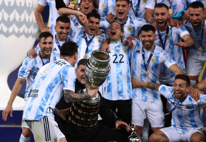 Ảnh: Messi nhận cú đúp danh hiệu cá nhân, Argentina nâng cao chiếc cúp Copa America sau 28 năm chờ đợi - Ảnh 5.