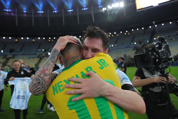 Khoảnh khắc xúc động: Tạm gác lại màn ăn mừng cuồng nhiệt, Messi ôm chầm Neymar, an ủi cậu em vừa khi nãy còn khóc nức nở - Ảnh 3.