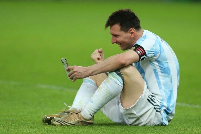 Khoảnh khắc đầy xúc động khi Messi gọi Facetime với vợ con sau chức vô địch Copa America - Ảnh 4.