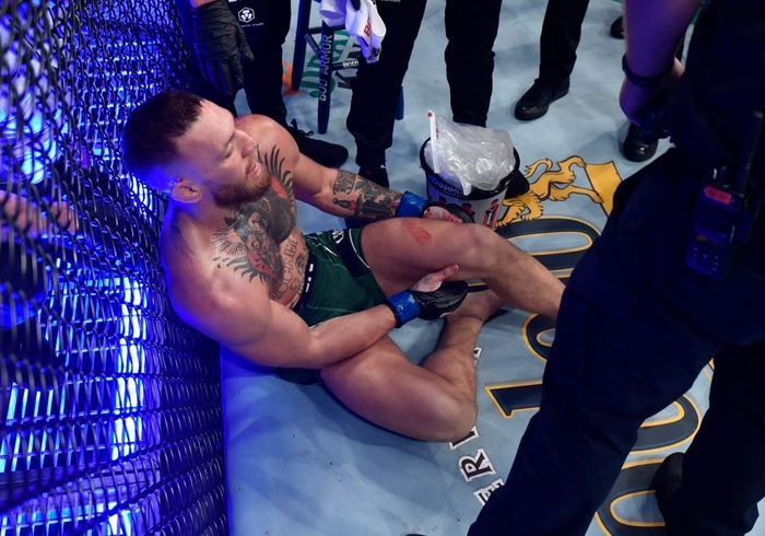 Võ sĩ MMA nổi tiếng nhất thế giới Conor McGregor gãy gập chân kinh hoàng tại UFC, cay đắng rời nhà thi đấu trên cáng - Ảnh 4.