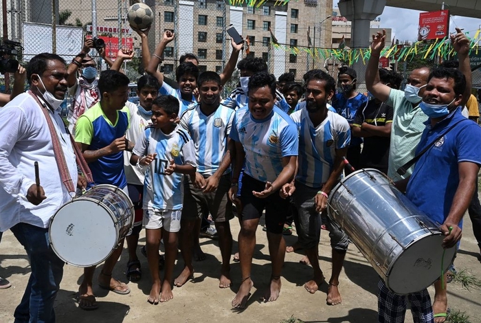 Lạ lùng fan châu Á đi bão mừng chiến thắng lịch sử của Messi và tuyển Argentina - Ảnh 8.