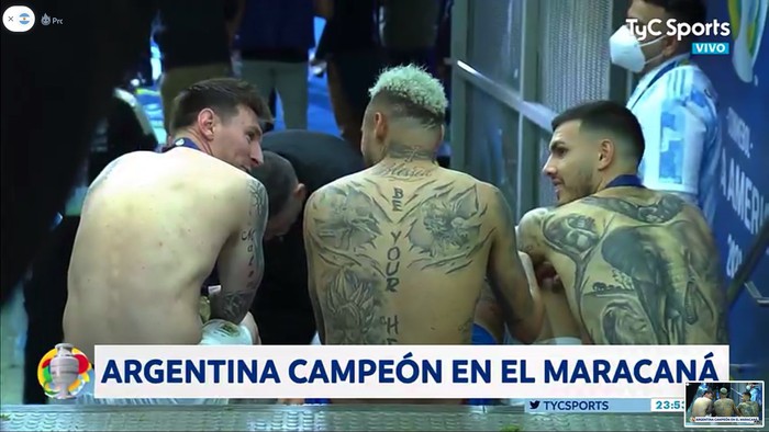Khoảnh khắc xúc động: Tạm gác lại màn ăn mừng cuồng nhiệt, Messi ôm chầm Neymar, an ủi cậu em vừa khi nãy còn khóc nức nở - Ảnh 4.
