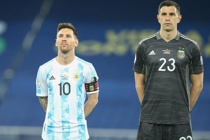 5 đồng đội của Messi ở Argentina từng sang Việt Nam thi đấu: &quot;Găng tay vàng&quot; Martinez bị khuất phục - Ảnh 1.