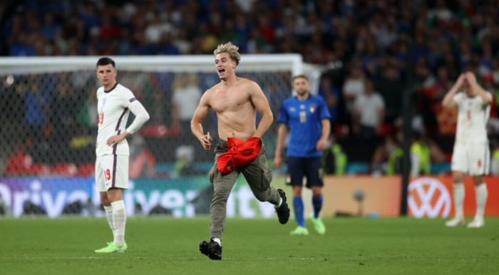 Hot boy 6 múi làm loạn chung kết Euro 2020: Profile cũng ra gì phết, có nhất thiết phải chơi trội thế không anh? - Ảnh 2.