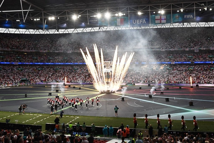 Lễ bế mạc Euro 2020: Máy bay phản lực bay qua sân Wembley, mãn nhãn công nghệ thực tế ảo - Ảnh 10.
