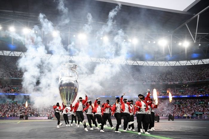 Lễ bế mạc Euro 2020: Máy bay phản lực bay qua sân Wembley, mãn nhãn công nghệ thực tế ảo - Ảnh 4.