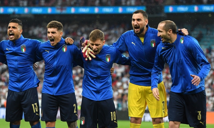 Khoảnh khắc Euro: Đội tuyển Italy hát Quốc ca &quot;cực sung&quot; trong trận chung kết - Ảnh 2.