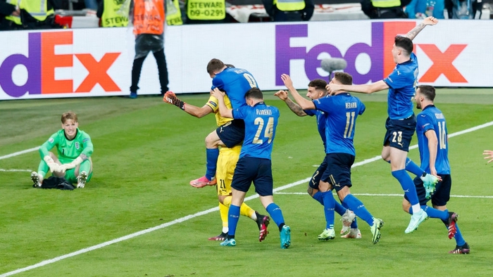 Ảnh: Tuyển thủ Italy vỡ òa cảm xúc khi chính thức đăng quang Euro 2020 - Ảnh 3.
