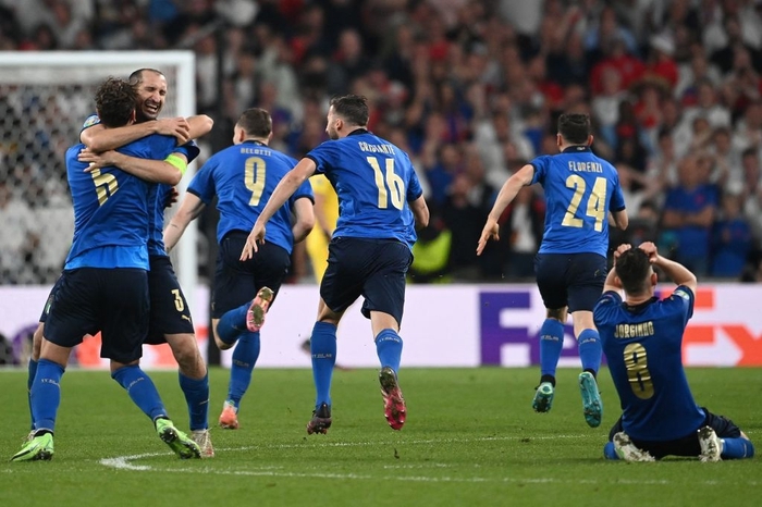 Ảnh: Tuyển thủ Italy vỡ òa cảm xúc khi chính thức đăng quang Euro 2020 - Ảnh 2.