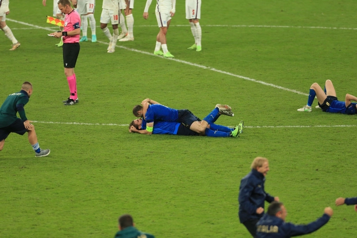 Ảnh: Tuyển thủ Italy vỡ òa cảm xúc khi chính thức đăng quang Euro 2020 - Ảnh 5.