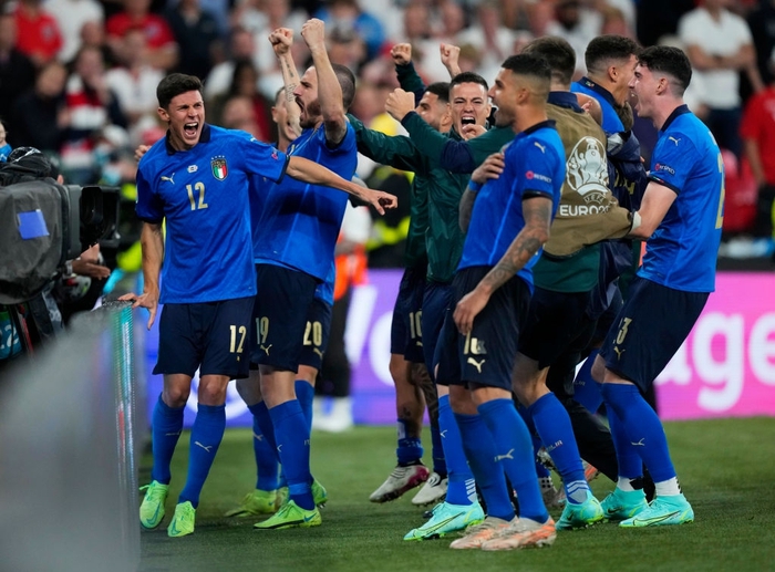 Ảnh: Tuyển thủ Italy vỡ òa cảm xúc khi chính thức đăng quang Euro 2020 - Ảnh 11.