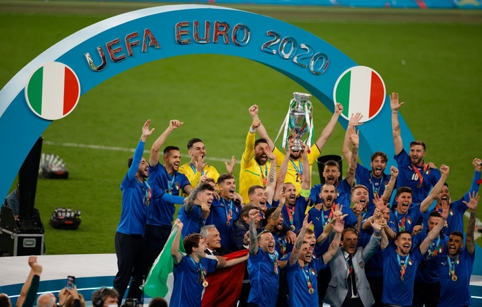 Ảnh: Italy nâng cao danh hiệu chiếc cúp vô địch Euro sau 53 năm chờ đợi  - Ảnh 6.