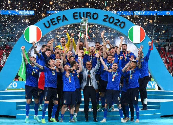 Ảnh: Italy nâng cao danh hiệu chiếc cúp vô địch Euro sau 53 năm chờ đợi  - Ảnh 5.
