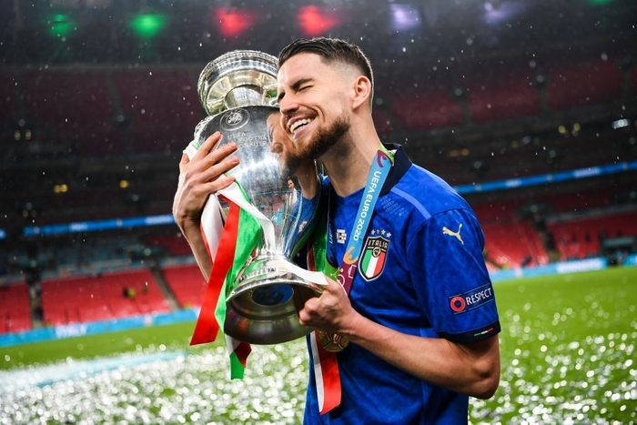 Ảnh: Italy nâng cao danh hiệu chiếc cúp vô địch Euro sau 53 năm chờ đợi  - Ảnh 9.