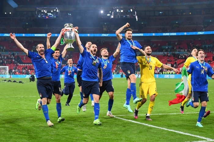 Ảnh: Italy nâng cao danh hiệu chiếc cúp vô địch Euro sau 53 năm chờ đợi  - Ảnh 16.