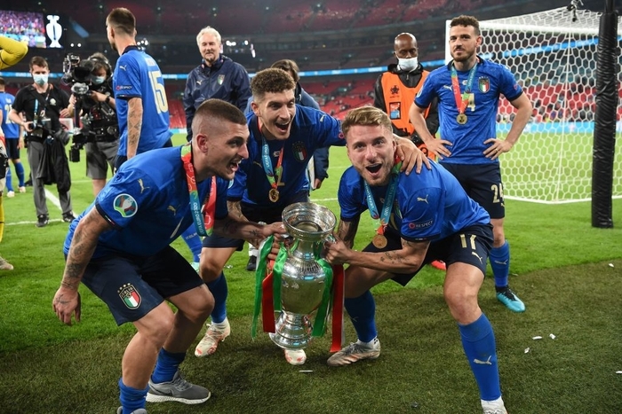 Ảnh: Italy nâng cao danh hiệu chiếc cúp vô địch Euro sau 53 năm chờ đợi  - Ảnh 10.
