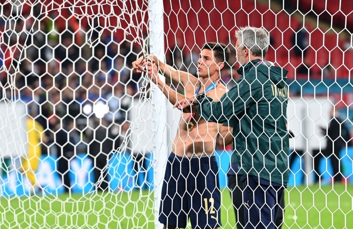 Ảnh: Italy nâng cao danh hiệu chiếc cúp vô địch Euro sau 53 năm chờ đợi  - Ảnh 12.