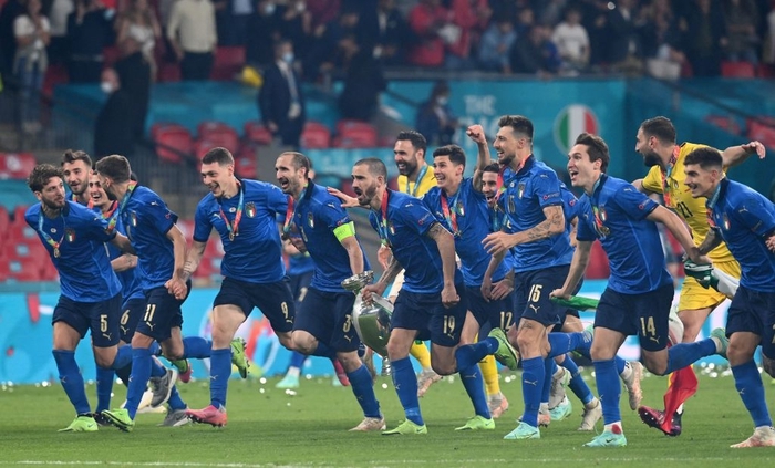 Ảnh: Italy nâng cao danh hiệu chiếc cúp vô địch Euro sau 53 năm chờ đợi  - Ảnh 17.